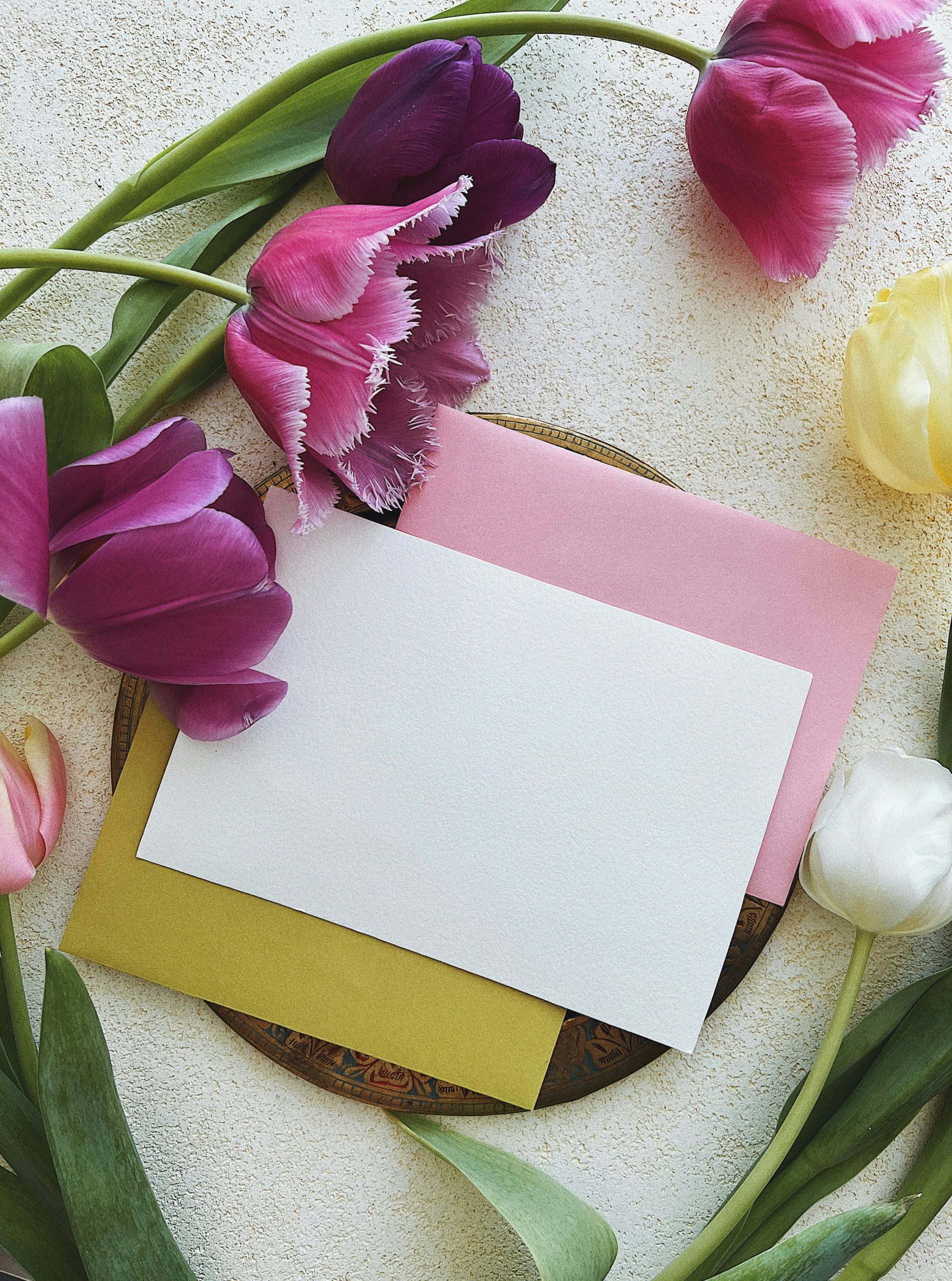 3 enveloppes et des fleurs