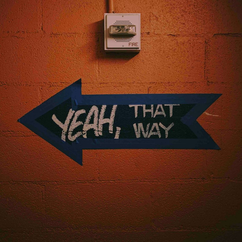Tag en forme de flèche où il est écrit "this way"